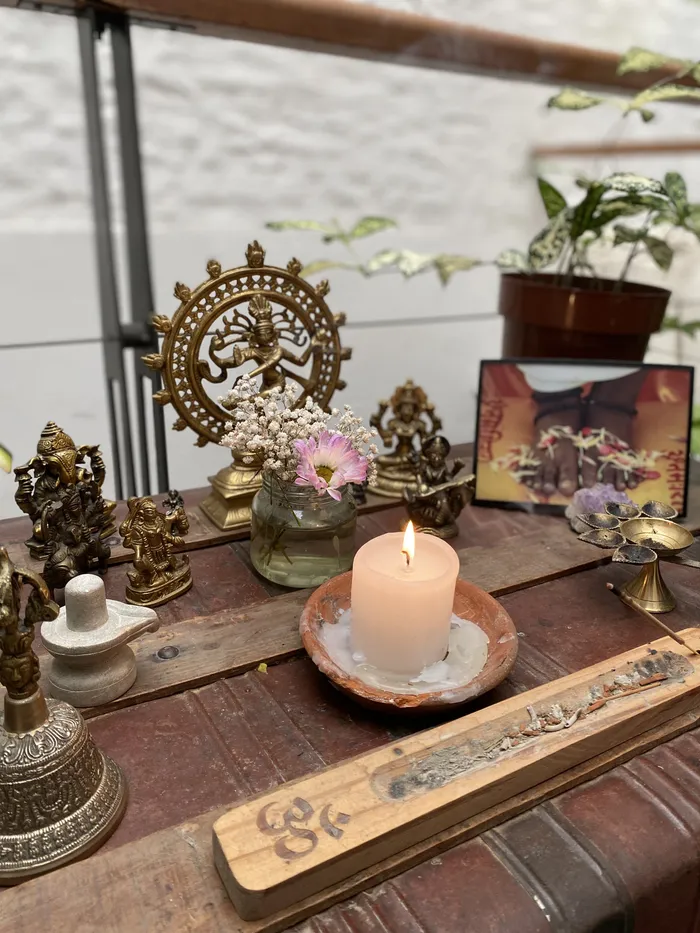Detalle del altar del espacio con vela encendida