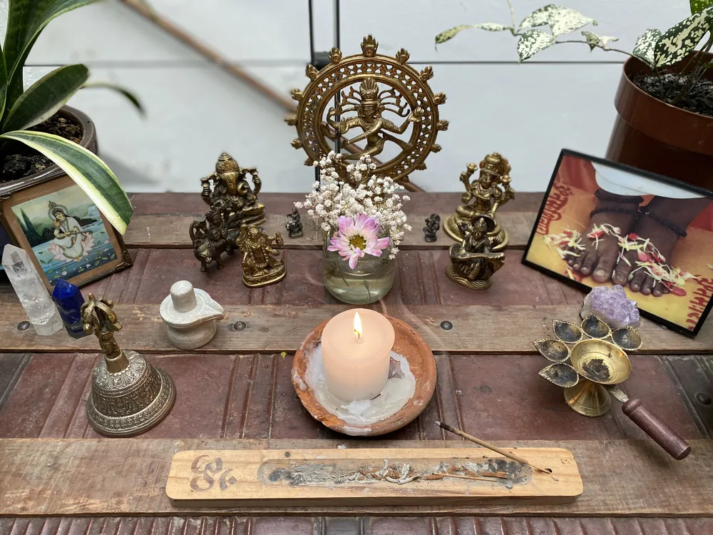 El altar del templo, con Nataraja, Ganesha y una vela encendida