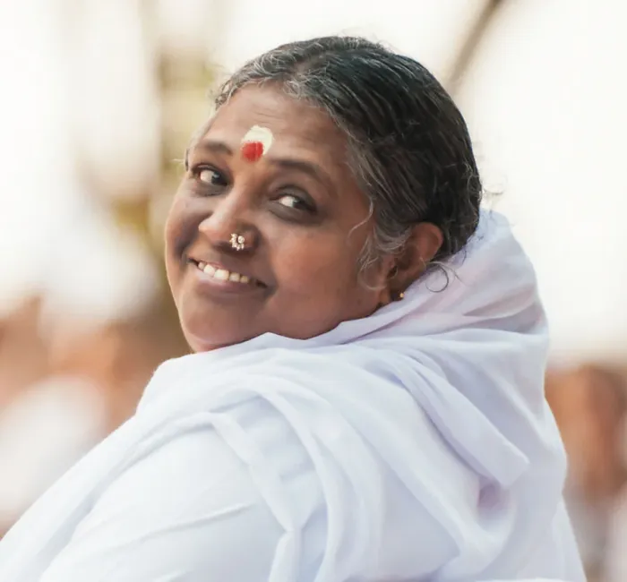 Amma, Mata Amritanandamayi, sonriendo
