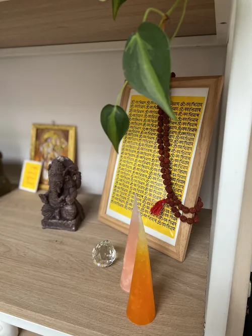 Rincón con el mantra Om Namah Shivaya y japa mala