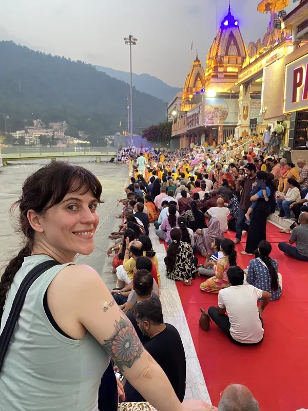 Ceremonia de Ganga Aarti a orillas del río Ganges, en Rishikesh
