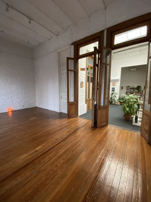 La sala de práctica con pisos de madera